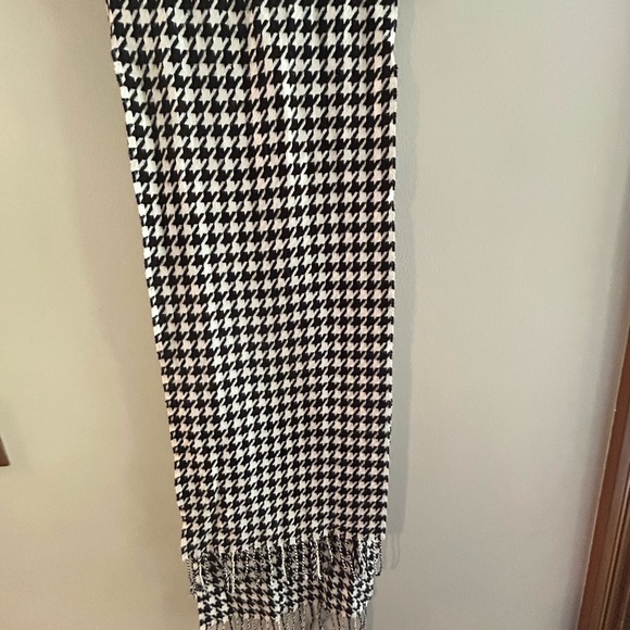 Black and White Houndstooth Scarf - Picture 1 of 1